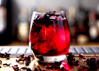 Gin com flor de hibisco