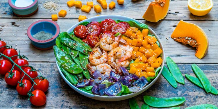 Salada de camarão com legumes