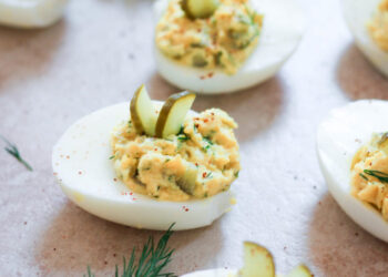 Ovos recheados com pickles