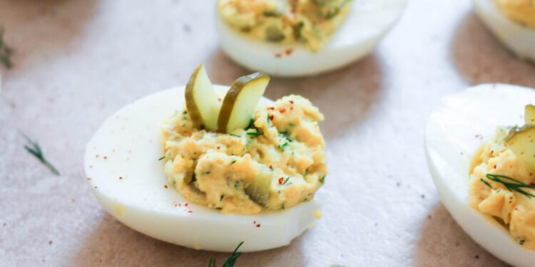 Ovos recheados com pickles