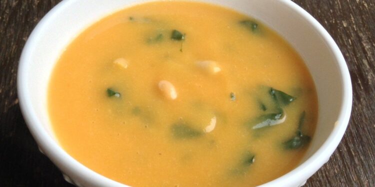 Sopa de espinafres com feijão