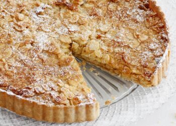 Tarte de amêndoa com massa folhada
