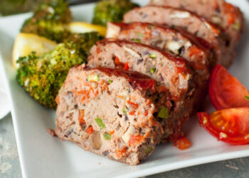 Carne assada recheada com legumes