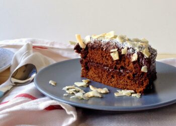 Bolo de chocolate com cobertura de ganache