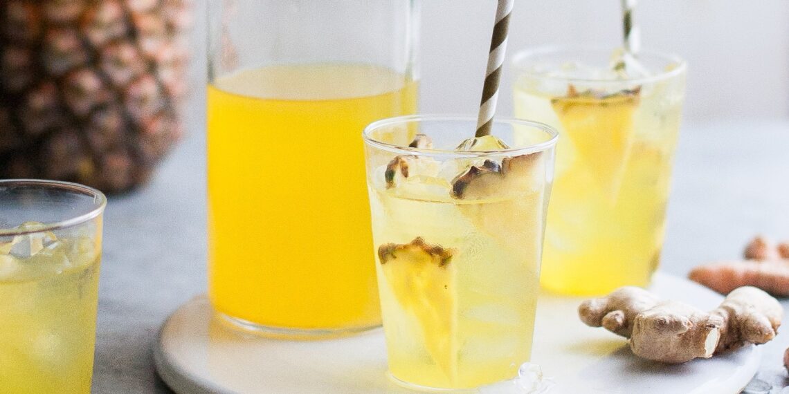 Sumo de abacaxi com gengibre