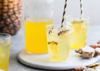 Sumo de abacaxi com gengibre