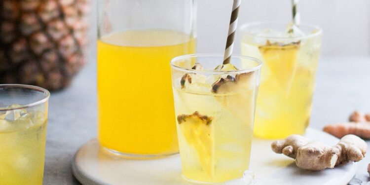 Sumo de abacaxi com gengibre