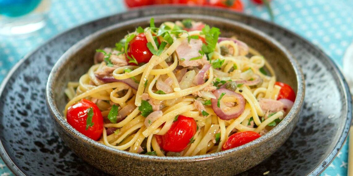 Esparguete com atum e tomate