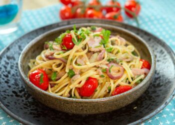 Esparguete com atum e tomate