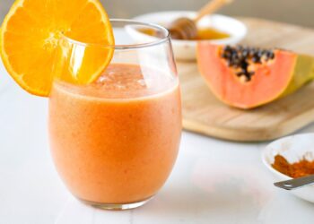 Sumo de laranja com mamão