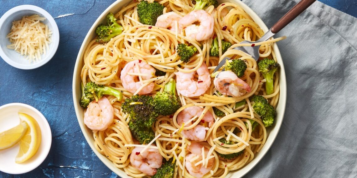 Massa de camarão e brócolos