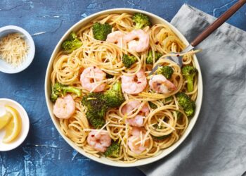 Massa de camarão e brócolos