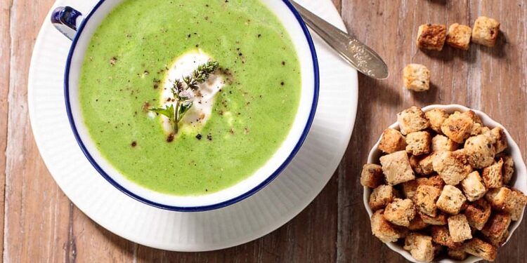 Sopa de espinafres à portuguesa