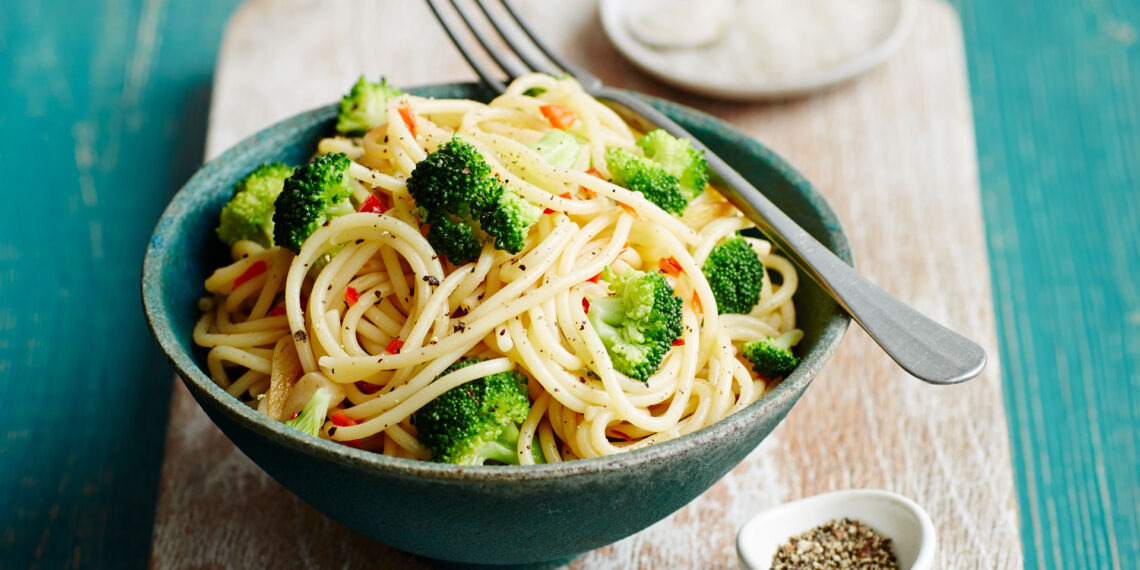 Massa com salmão fumado e brócolos