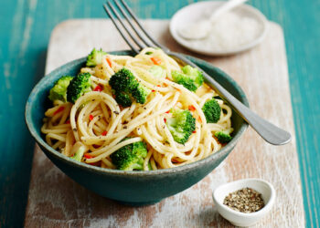 Massa com salmão fumado e brócolos