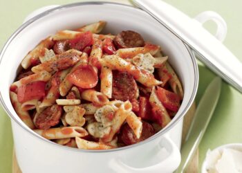 Massa com chouriço e cogumelos