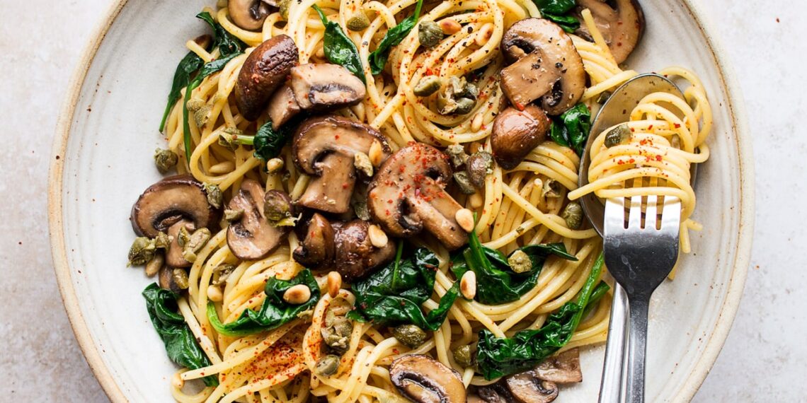 Esparguete com cogumelos e espinafres