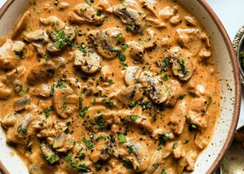 Strogonoff de frango simples e fácil