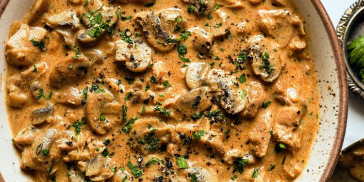 Strogonoff de frango simples e fácil