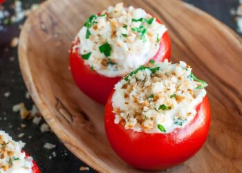 Tomate recheado com queijo