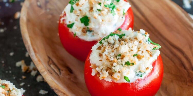 Tomate recheado com queijo