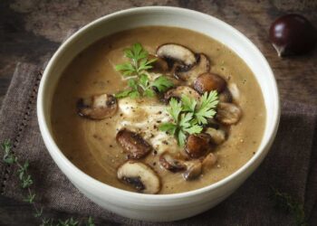 Sopa de castanhas com cogumelos