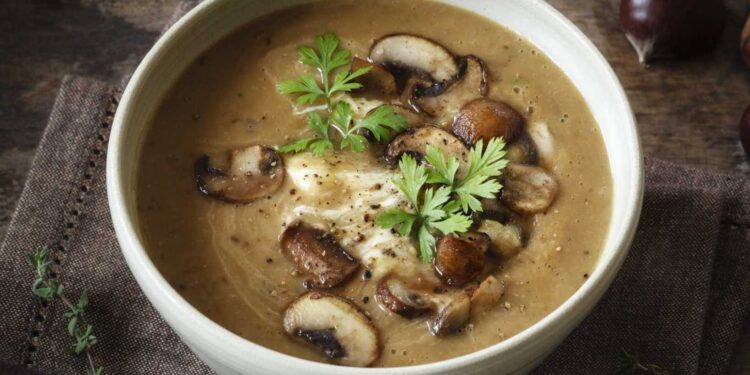 Sopa de castanhas com cogumelos