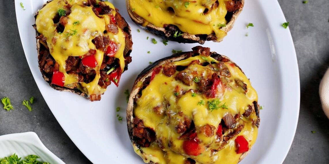 Cogumelos Portobello recheados com carne picada