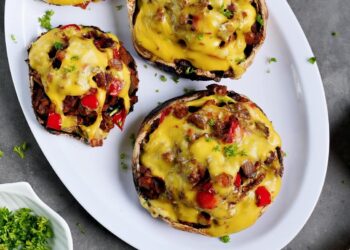 Cogumelos Portobello recheados com carne picada