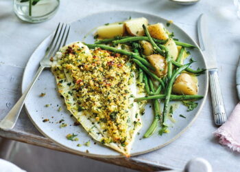 Solha no forno com batatas, alho e limão