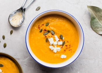 Sopa de abóbora e courgette