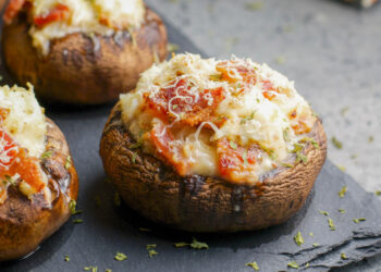 Cogumelos recheados com bacon