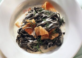 Massa preta com salmão e camarão