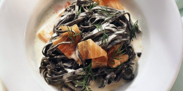 Massa preta com salmão e camarão