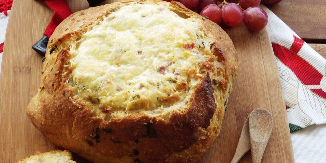 Broa recheada com queijo e fiambre