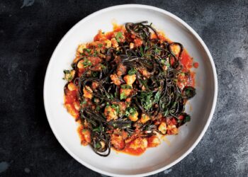 Massa preta com camarão e tomate