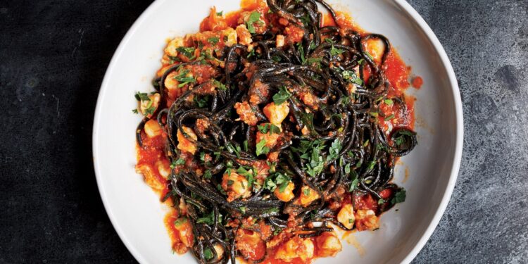 Massa preta com camarão e tomate