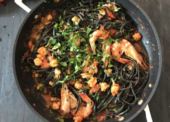 Massa preta com camarão e cogumelos