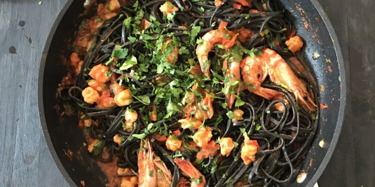 Massa preta com camarão e cogumelos