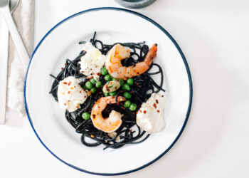 Massa preta com camarão e natas