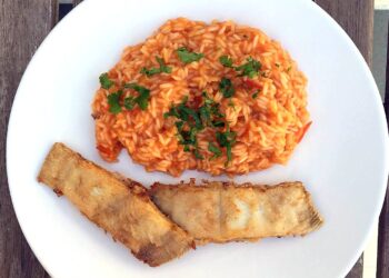 Solha frita com arroz de tomate