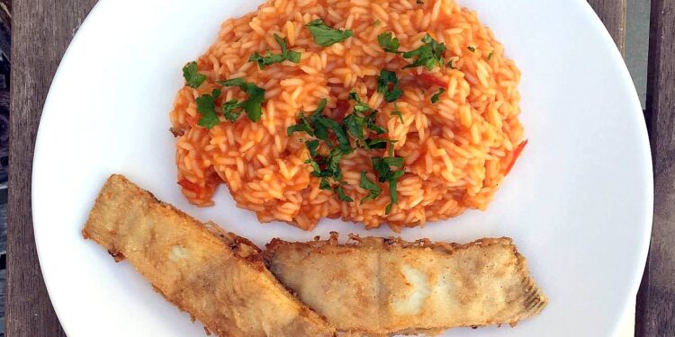 Solha frita com arroz de tomate