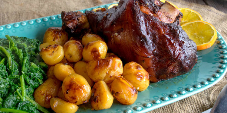 Pernil assado no forno à portuguesa
