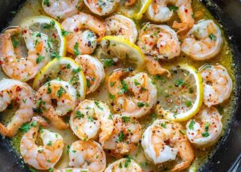 Camarões salteados com alho e limão