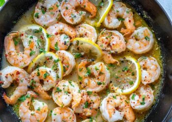 Camarões salteados com alho e limão