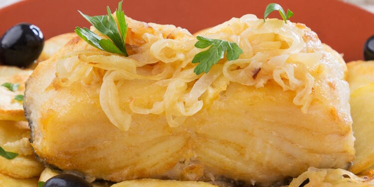 Bacalhau assado no forno com cebolada