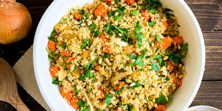 Salada de quinoa com legumes