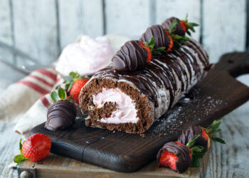 Torta enrolada de chocolate simples