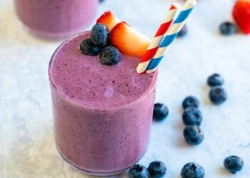 Smoothie de morango e mirtilo