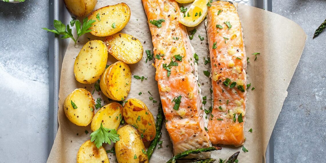 Postas de salmão no forno com batatas